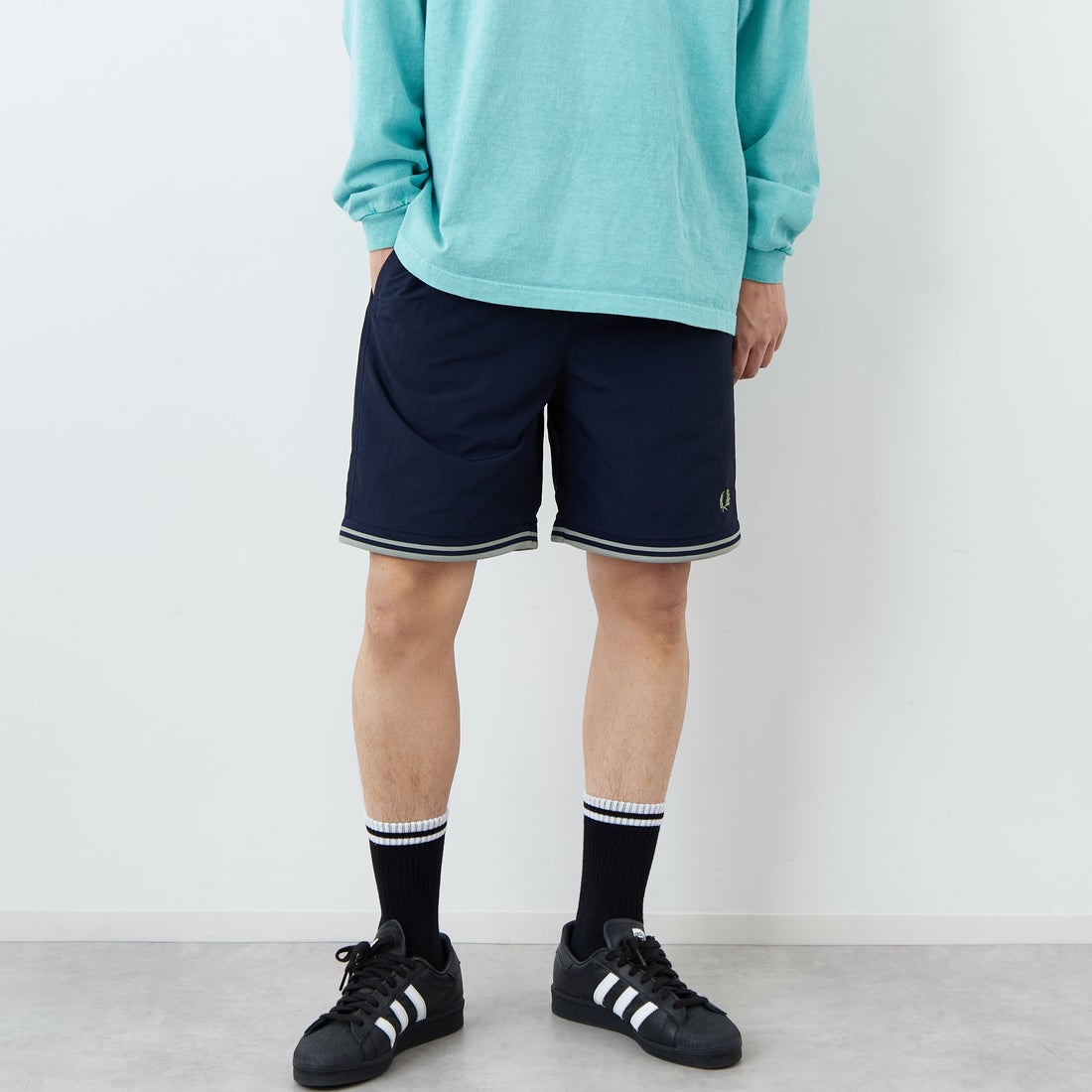 FRED PERRY [フレッドペリー] 別注 ツインティップライン ワンポイントロゴ刺繍 スイムショートパンツ [FPM-26S-020JF] NAVY/SEAGR &&モデル身長：179cm 着用サイズ：L&&