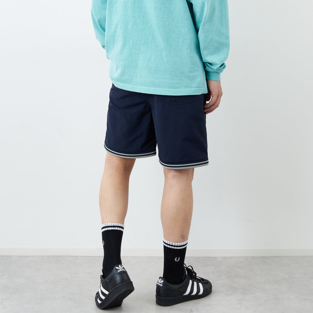 FRED PERRY [フレッドペリー] 別注 ツインティップライン ワンポイントロゴ刺繍 スイムショートパンツ [FPM-26S-020JF] NAVY/SEAGR &&モデル身長：179cm 着用サイズ：L&&