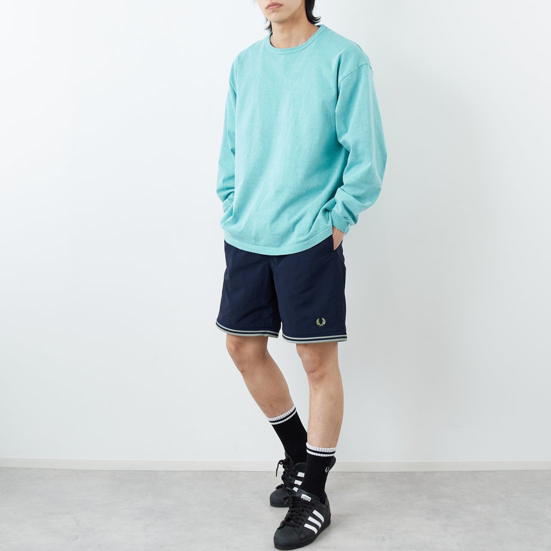 FRED PERRY [フレッドペリー] 別注 ツインティップライン ワンポイントロゴ刺繍 スイムショートパンツ [FPM-26S-020JF] NAVY/SEAGR &&モデル身長：179cm 着用サイズ：L&&