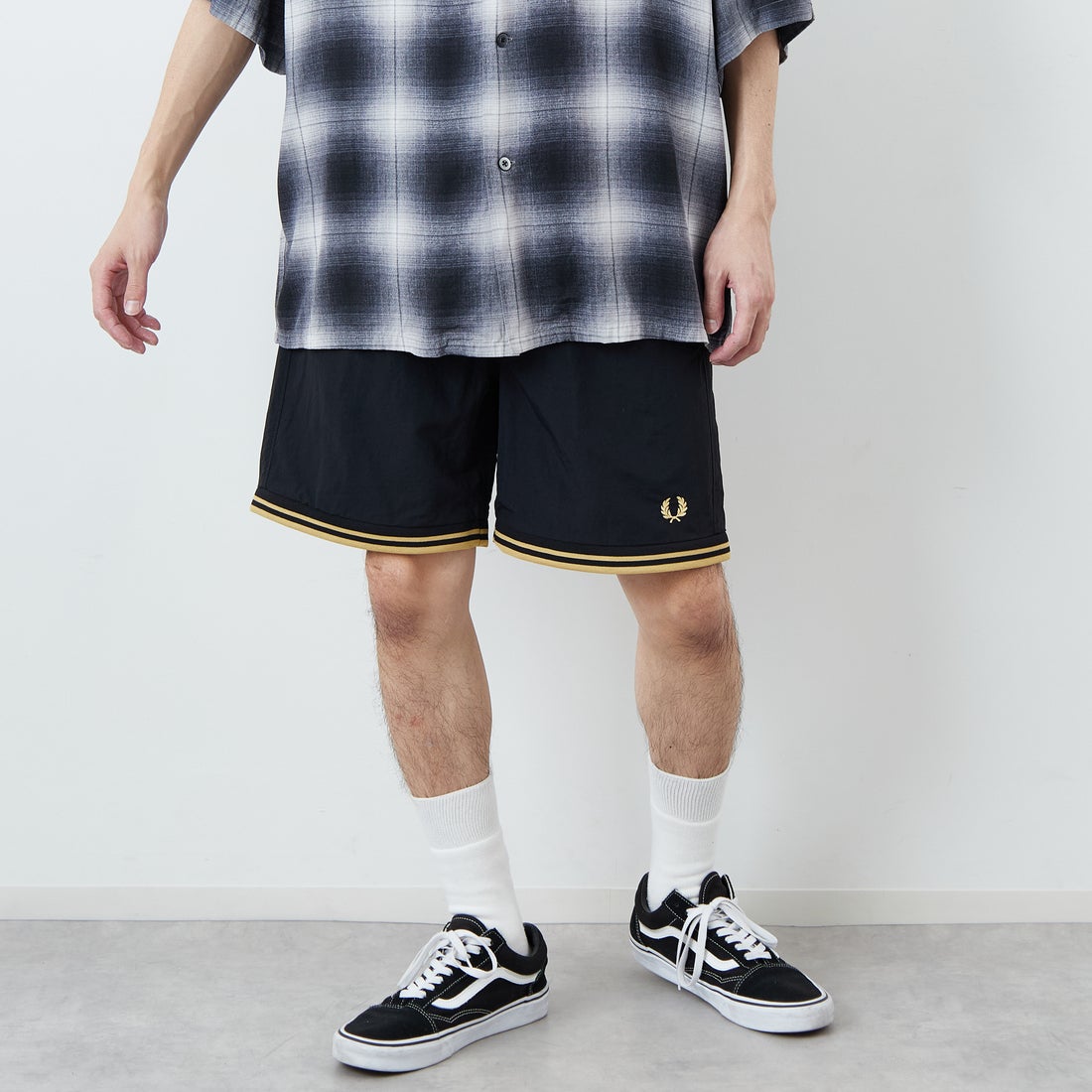 FRED PERRY [フレッドペリー] 別注 ツインティップライン ワンポイントロゴ刺繍 スイムショートパンツ [FPM-26S-020JF] BLACK/CHAM &&モデル身長：168cm 着用サイズ：L&&