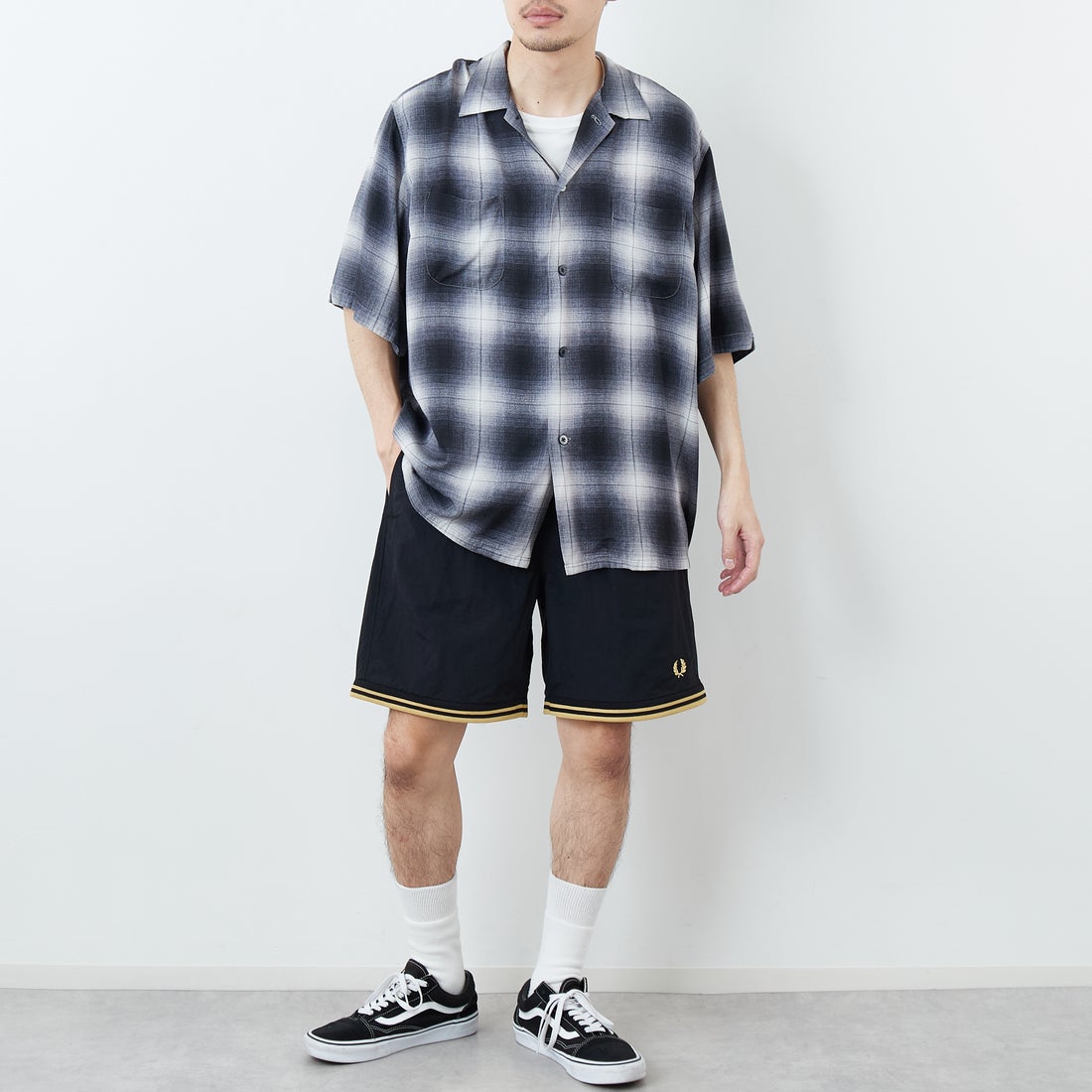 FRED PERRY [フレッドペリー] 別注 ツインティップライン ワンポイントロゴ刺繍 スイムショートパンツ [FPM-26S-020JF] BLACK/CHAM &&モデル身長：168cm 着用サイズ：L&&