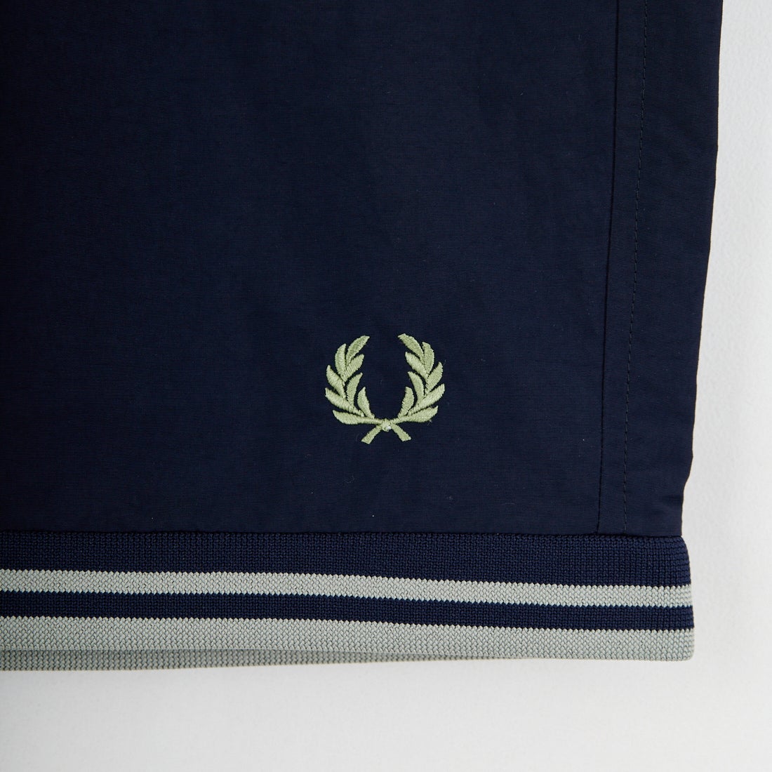 FRED PERRY [フレッドペリー] 別注 ツインティップライン ワンポイントロゴ刺繍 スイムショートパンツ [FPM-26S-020JF] NAVY/SEAGR