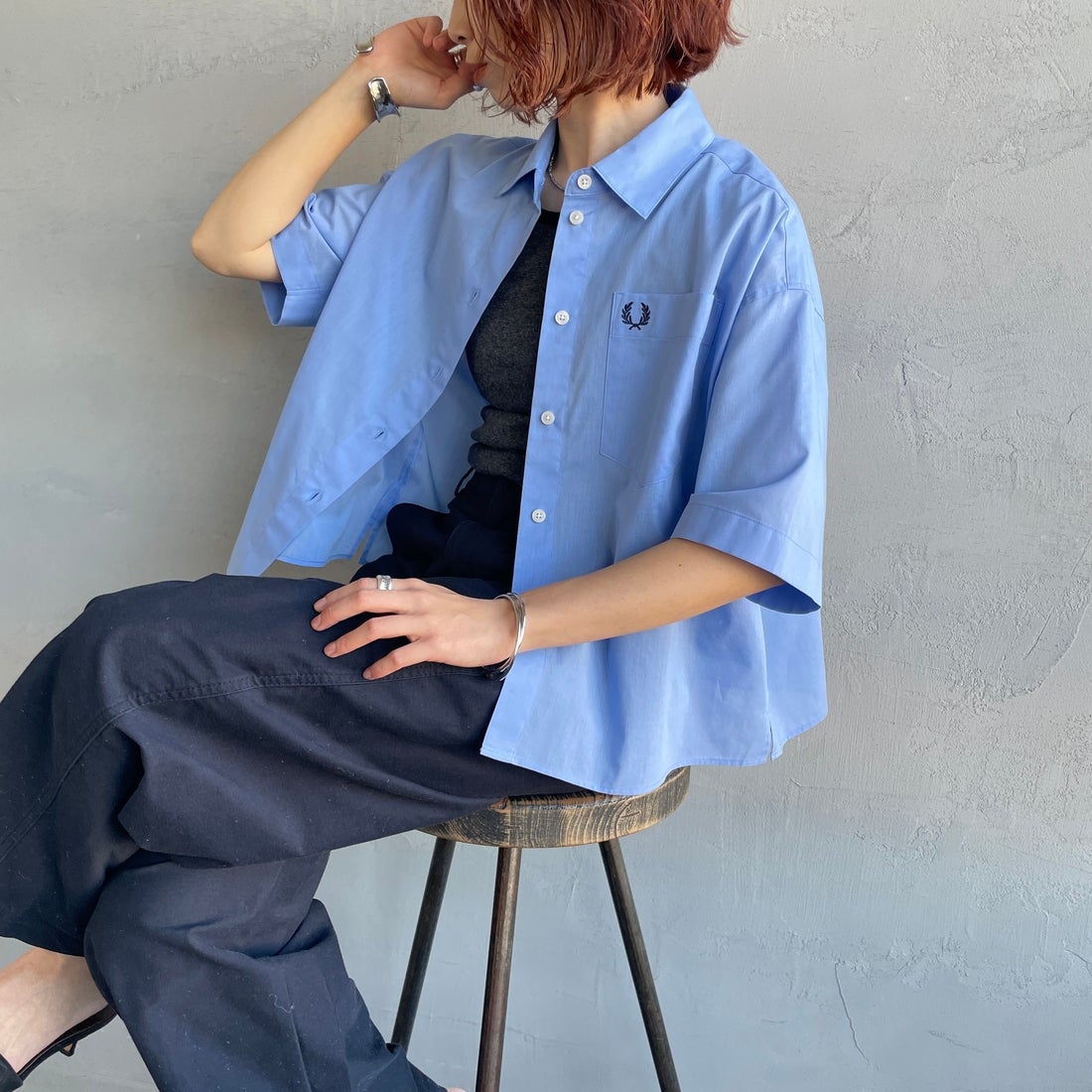 FRED PERRY [フレッドペリー] 別注 ワンポイントロゴ刺繍シアーシャツ [FPW-26S-035JF] ACE BLUE/T &&モデル身長：158cm 着用サイズ：10&&