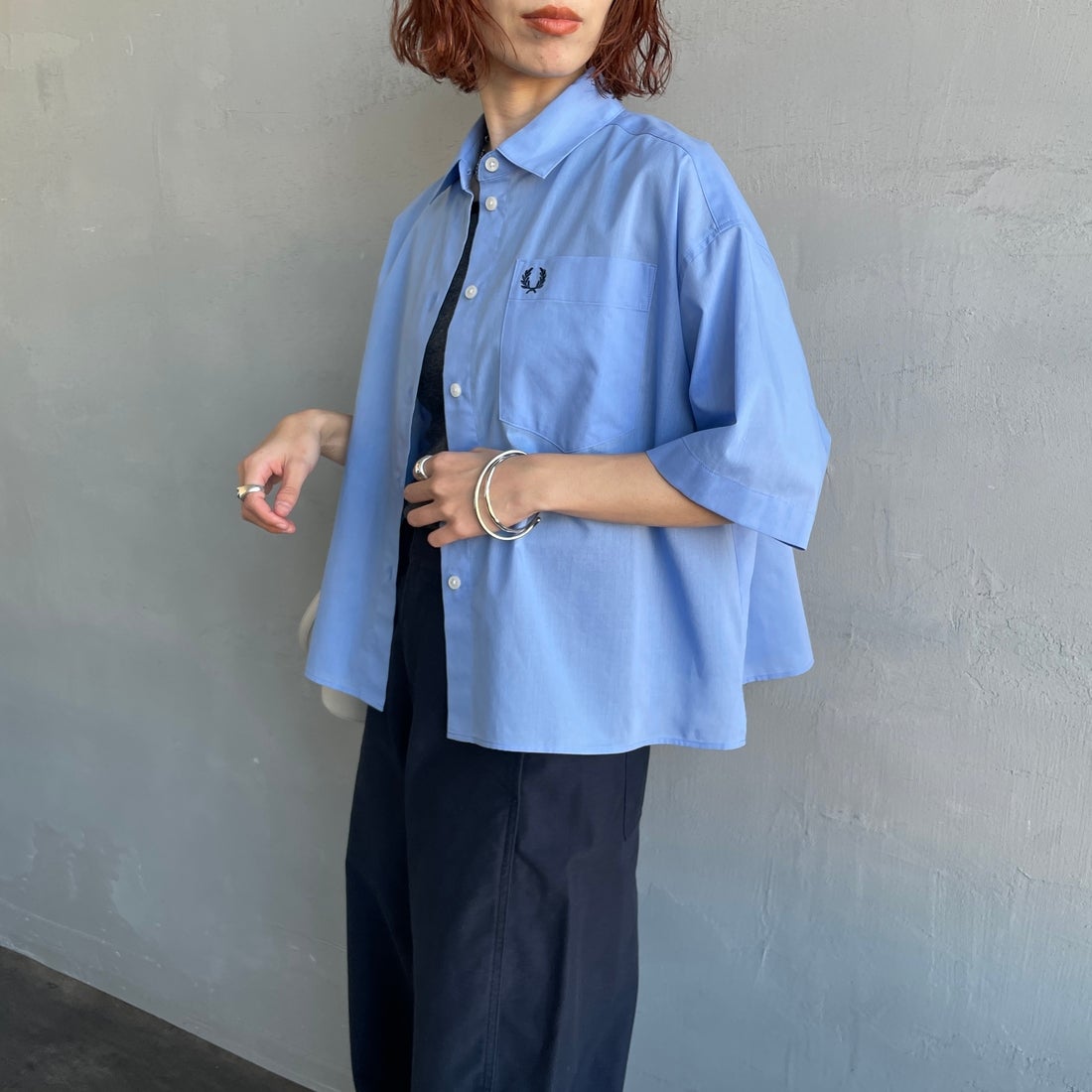 FRED PERRY [フレッドペリー] 別注 ワンポイントロゴ刺繍シアーシャツ [FPW-26S-035JF] ACE BLUE/T &&モデル身長：158cm 着用サイズ：10&&