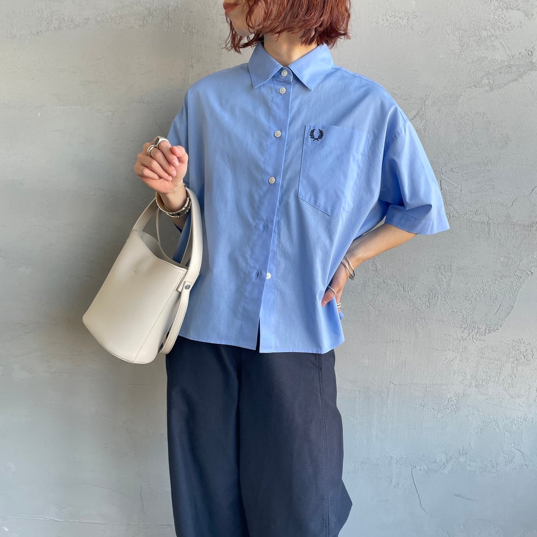 FRED PERRY [フレッドペリー] 別注 ワンポイントロゴ刺繍シアーシャツ [FPW-26S-035JF] ACE BLUE/T &&モデル身長：158cm 着用サイズ：10&&