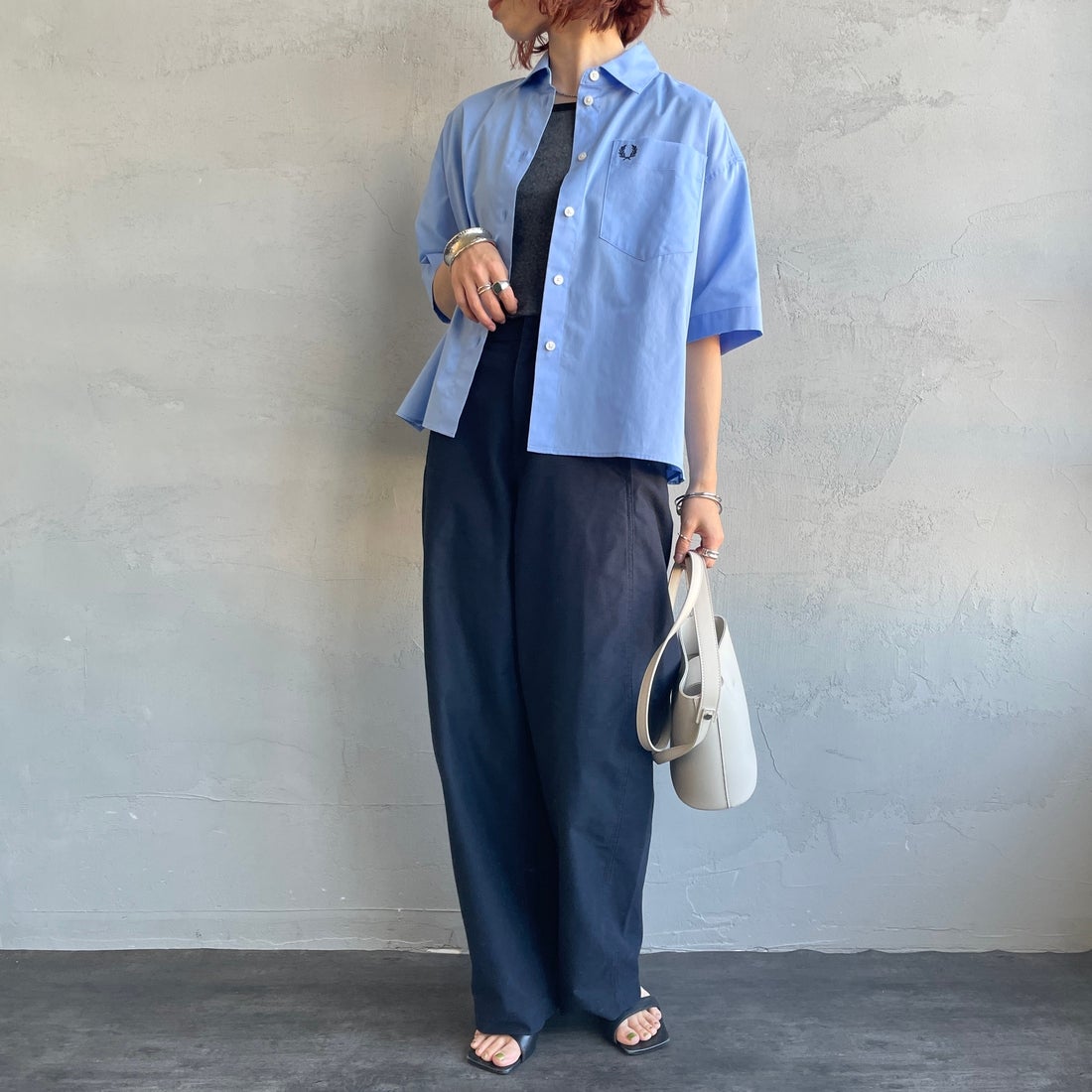 FRED PERRY [フレッドペリー] 別注 ワンポイントロゴ刺繍シアーシャツ [FPW-26S-035JF] ACE BLUE/T &&モデル身長：158cm 着用サイズ：10&&