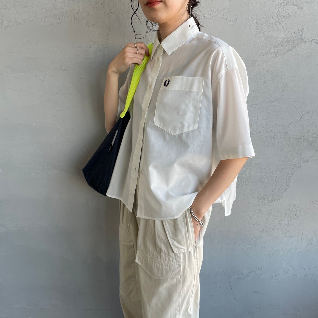 FRED PERRY [フレッドペリー] 別注 ワンポイントロゴ刺繍シアーシャツ [FPW-26S-035JF] SNOW WHITE &&モデル身長：160cm 着用サイズ：10&&