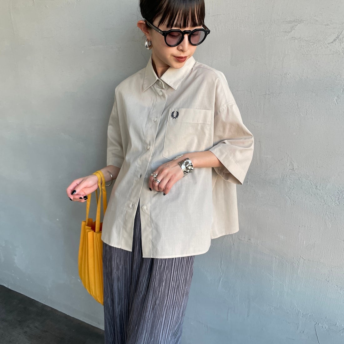 FRED PERRY [フレッドペリー] 別注 ワンポイントロゴ刺繍シアーシャツ [FPW-26S-035JF] OAMEAL/ANC &&モデル身長：150cm 着用サイズ：10&&