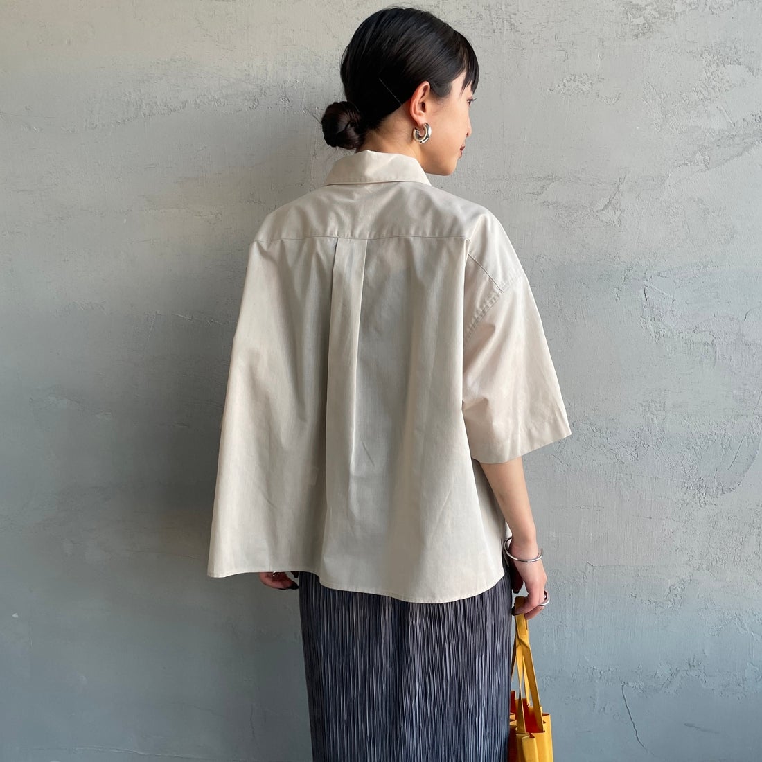 FRED PERRY [フレッドペリー] 別注 ワンポイントロゴ刺繍シアーシャツ [FPW-26S-035JF] OAMEAL/ANC &&モデル身長：150cm 着用サイズ：10&&