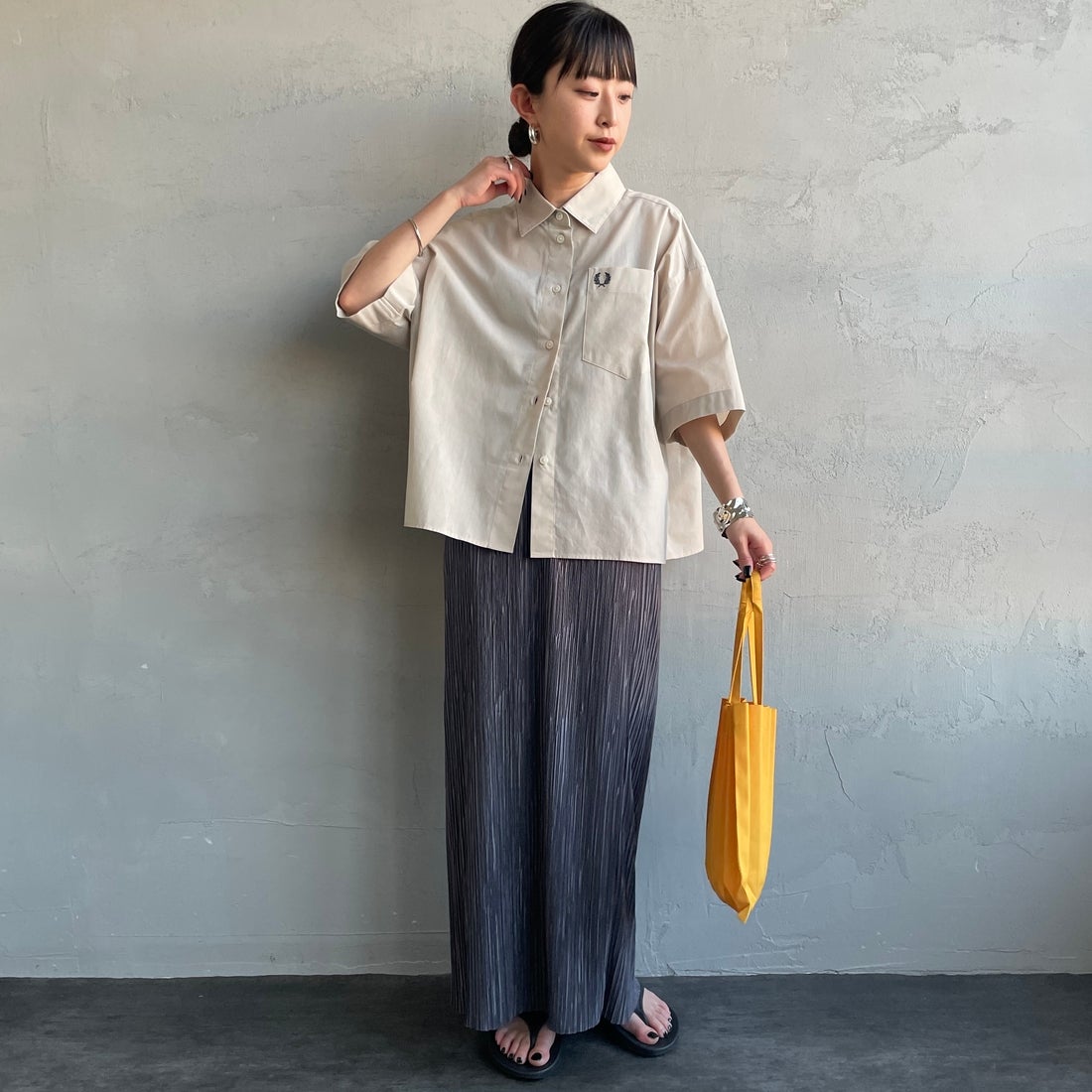 FRED PERRY [フレッドペリー] 別注 ワンポイントロゴ刺繍シアーシャツ [FPW-26S-035JF] OAMEAL/ANC &&モデル身長：150cm 着用サイズ：10&&