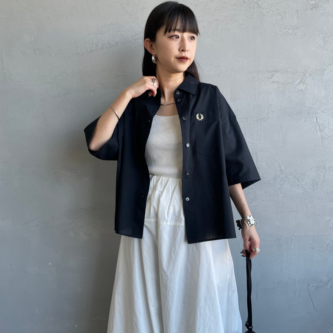 FRED PERRY [フレッドペリー] 別注 ワンポイントロゴ刺繍シアーシャツ [FPW-26S-035JF] BLACK/CHAM &&モデル身長：150cm 着用サイズ：10&&