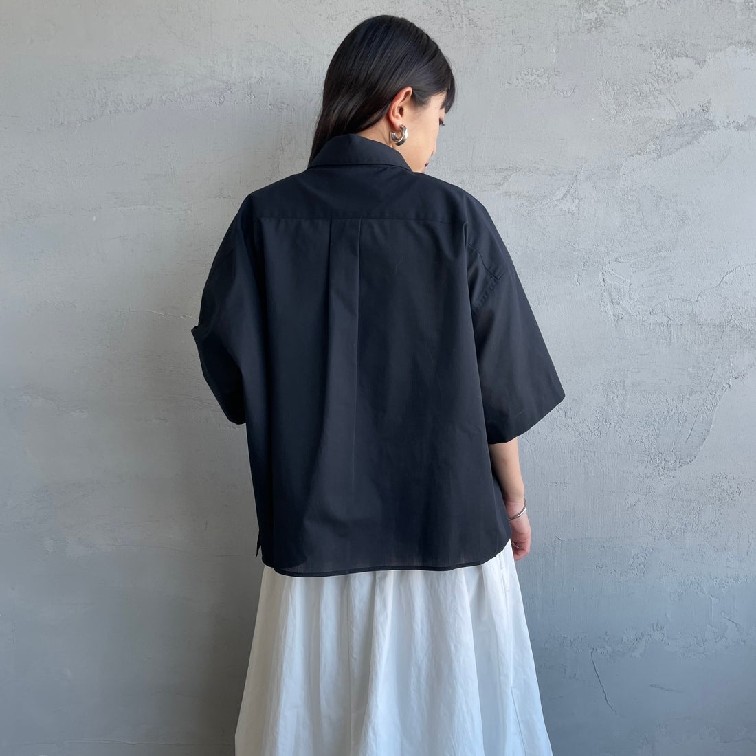 FRED PERRY [フレッドペリー] 別注 ワンポイントロゴ刺繍シアーシャツ [FPW-26S-035JF] BLACK/CHAM &&モデル身長：150cm 着用サイズ：10&&