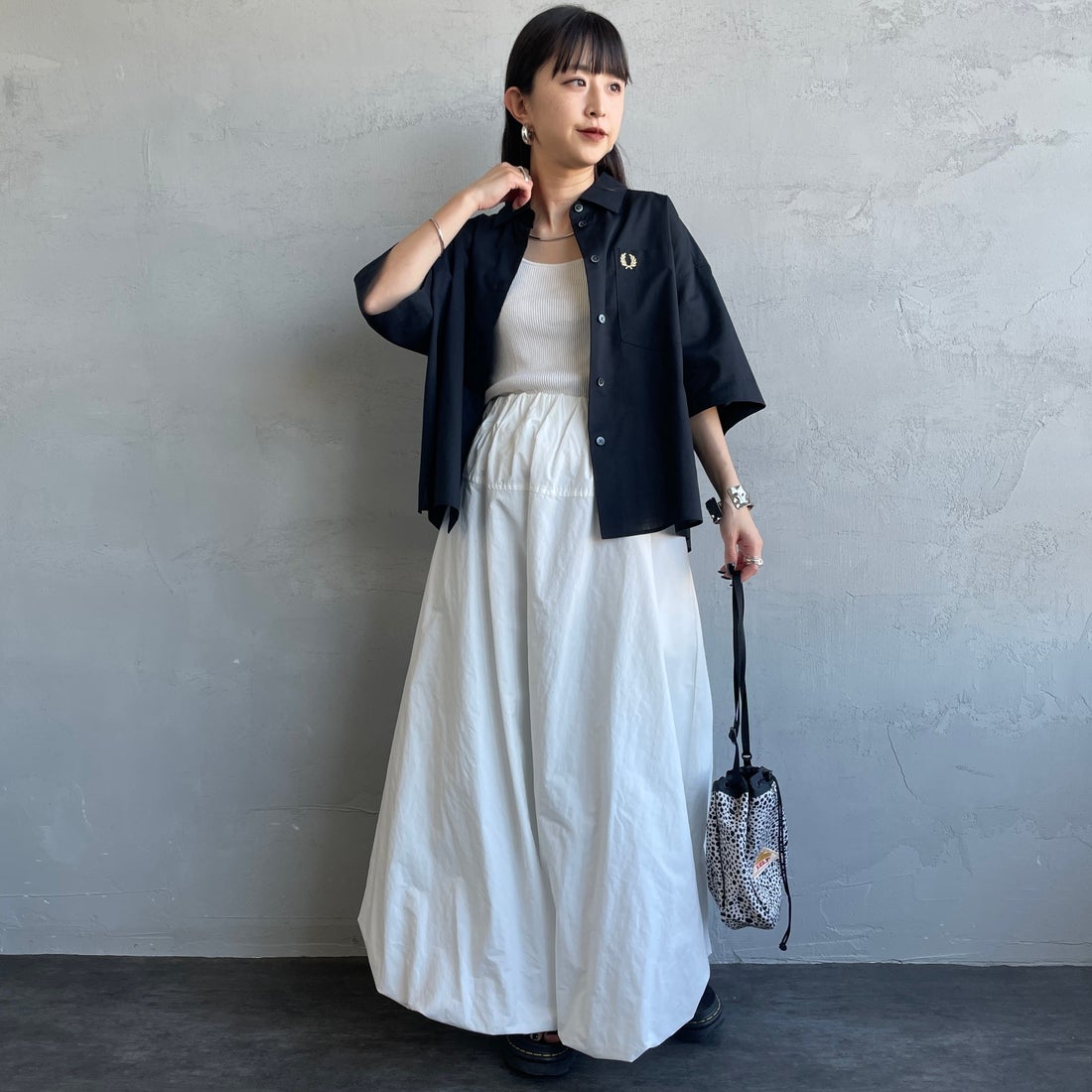 FRED PERRY [フレッドペリー] 別注 ワンポイントロゴ刺繍シアーシャツ [FPW-26S-035JF] BLACK/CHAM &&モデル身長：150cm 着用サイズ：10&&