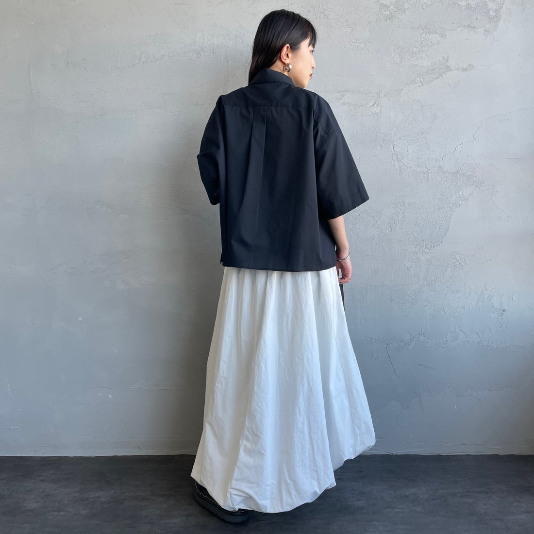 FRED PERRY [フレッドペリー] 別注 ワンポイントロゴ刺繍シアーシャツ [FPW-26S-035JF] BLACK/CHAM &&モデル身長：150cm 着用サイズ：10&&