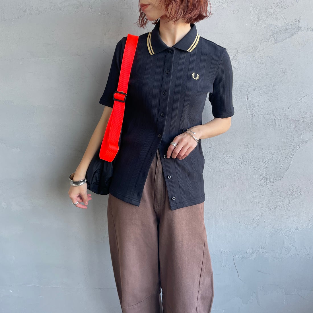 FRED PERRY [フレッドペリー] 別注 ツインティップライン リブポロシャツ [FPW-26S-033JF] BLACK/CHAM &&モデル身長：158cm 着用サイズ：10&&