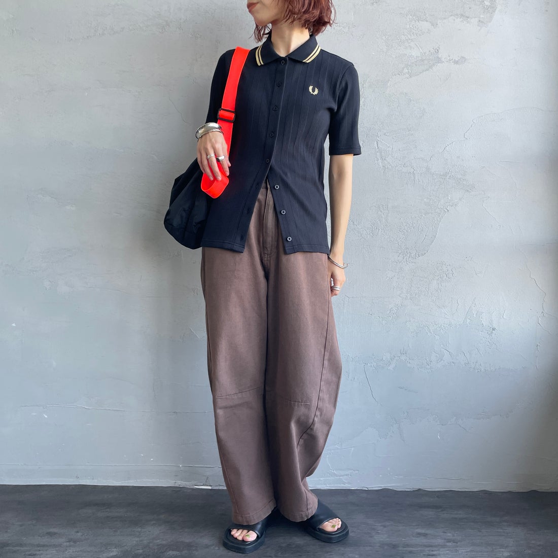 FRED PERRY [フレッドペリー] 別注 ツインティップライン リブポロシャツ [FPW-26S-033JF] BLACK/CHAM &&モデル身長：158cm 着用サイズ：10&&