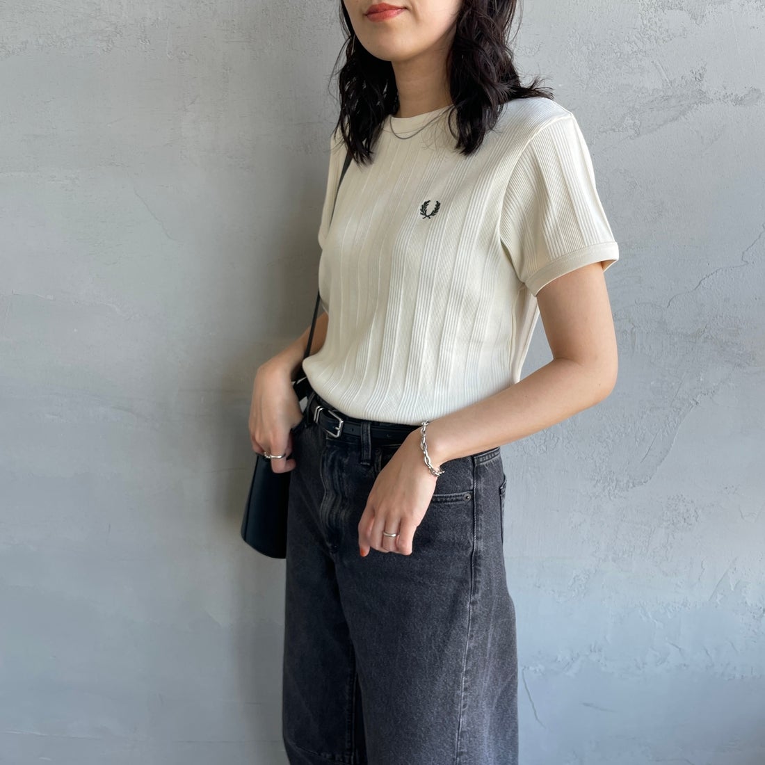 FRED PERRY [フレッドペリー] 別注 ランダムリブ ワンポイントロゴ刺繍リンガーTシャツ [FPW-26S-032JF] ECRU/GRASS &&モデル身長：160cm 着用サイズ：10&&