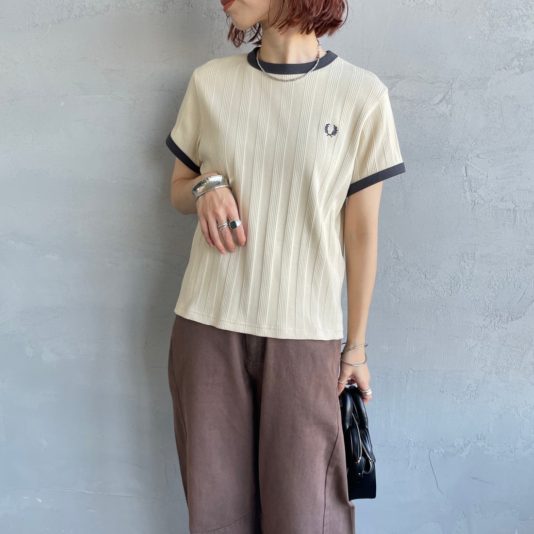 FRED PERRY [フレッドペリー] 別注 ランダムリブ ワンポイントロゴ刺繍リンガーTシャツ [FPW-26S-032JF] OATMEAL/AN &&モデル身長：158cm 着用サイズ：10&&