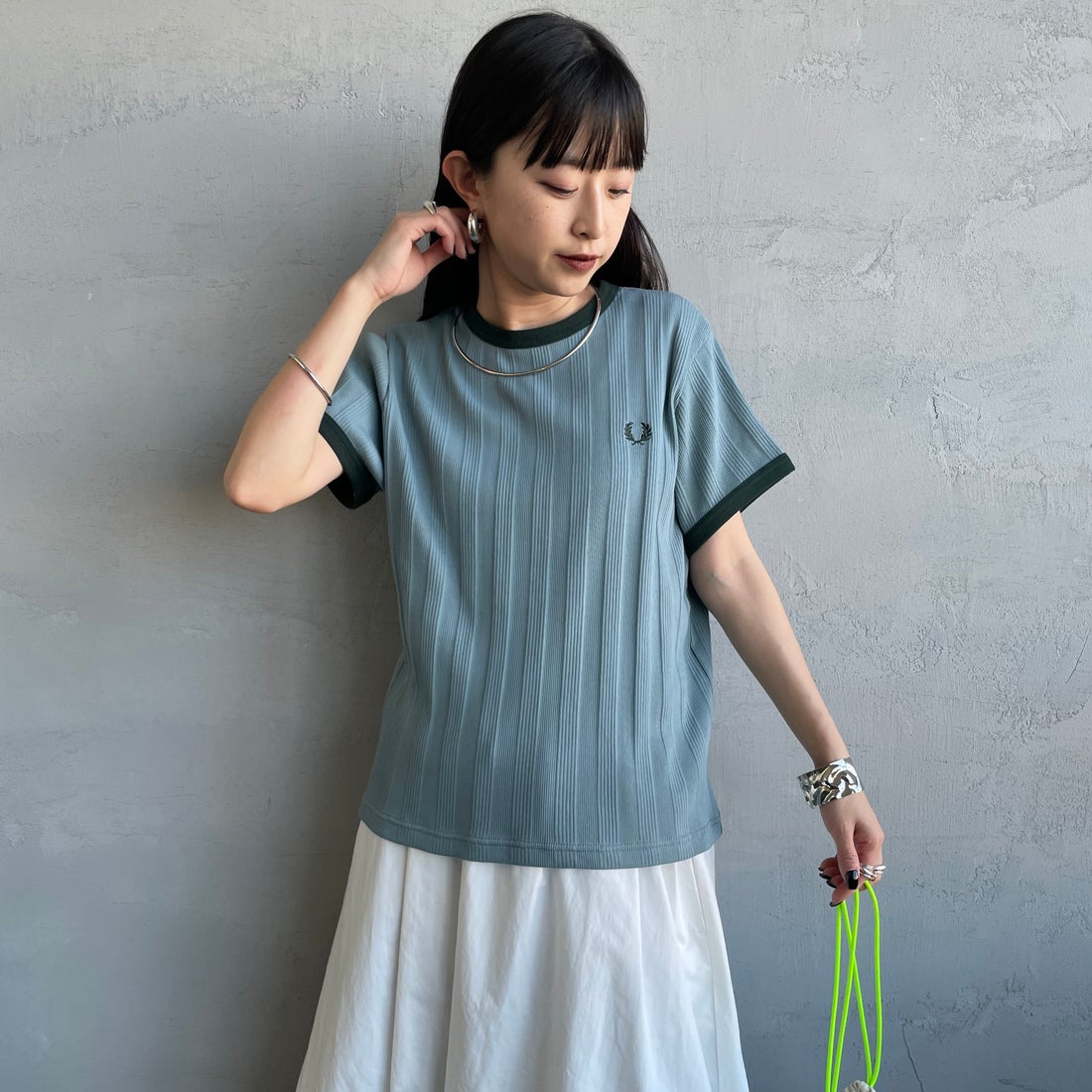 FRED PERRY [フレッドペリー] 別注 ランダムリブ ワンポイントロゴ刺繍リンガーTシャツ [FPW-26S-032JF] STOCK PORT &&モデル身長：150cm 着用サイズ：10&&