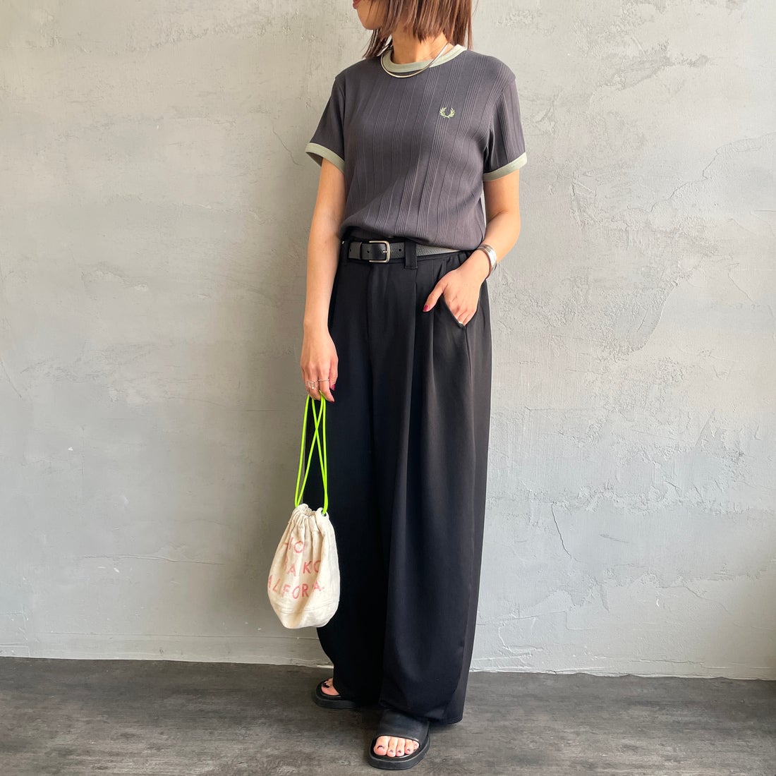 FRED PERRY [フレッドペリー] 別注 ランダムリブ ワンポイントロゴ刺繍リンガーTシャツ [FPW-26S-032JF] ANCHOR GRE &&モデル身長：159cm 着用サイズ：10&&