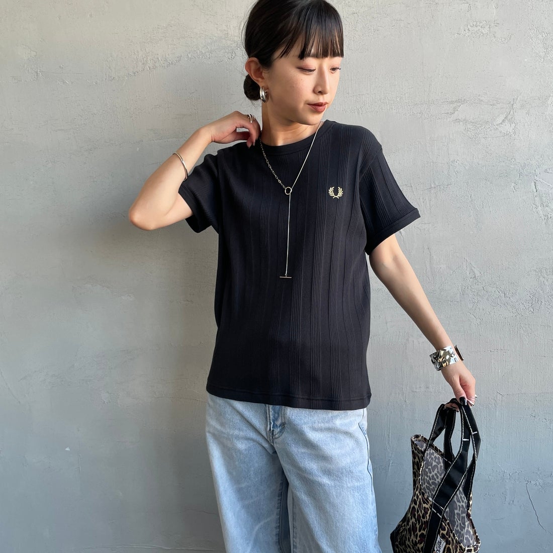 FRED PERRY [フレッドペリー] 別注 ランダムリブ ワンポイントロゴ刺繍リンガーTシャツ [FPW-26S-032JF] BLACK/CHAM &&モデル身長：150cm 着用サイズ：10&&