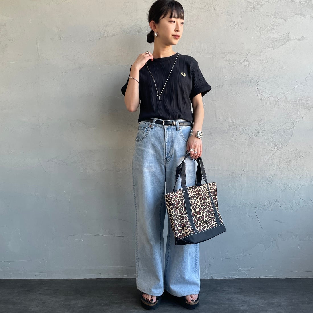 FRED PERRY [フレッドペリー] 別注 ランダムリブ ワンポイントロゴ刺繍リンガーTシャツ [FPW-26S-032JF] BLACK/CHAM &&モデル身長：150cm 着用サイズ：10&&