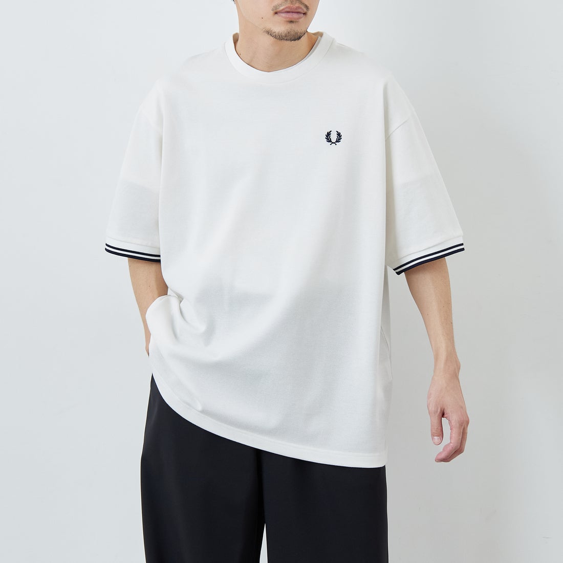 FRED PERRY [フレッドペリー] 別注 ツインティップライン ワイドシルエット鹿の子Tシャツ [FPM-26S-021JF] SNOW WHITE &&モデル身長：168cm 着用サイズ：L&&