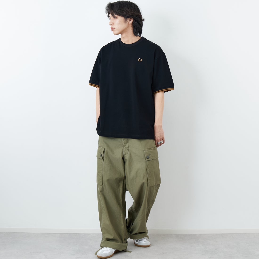 FRED PERRY [フレッドペリー] 別注 ツインティップライン ワイドシルエット鹿の子Tシャツ [FPM-26S-021JF] BLACK/DARK &&モデル身長：179cm 着用サイズ：L&&