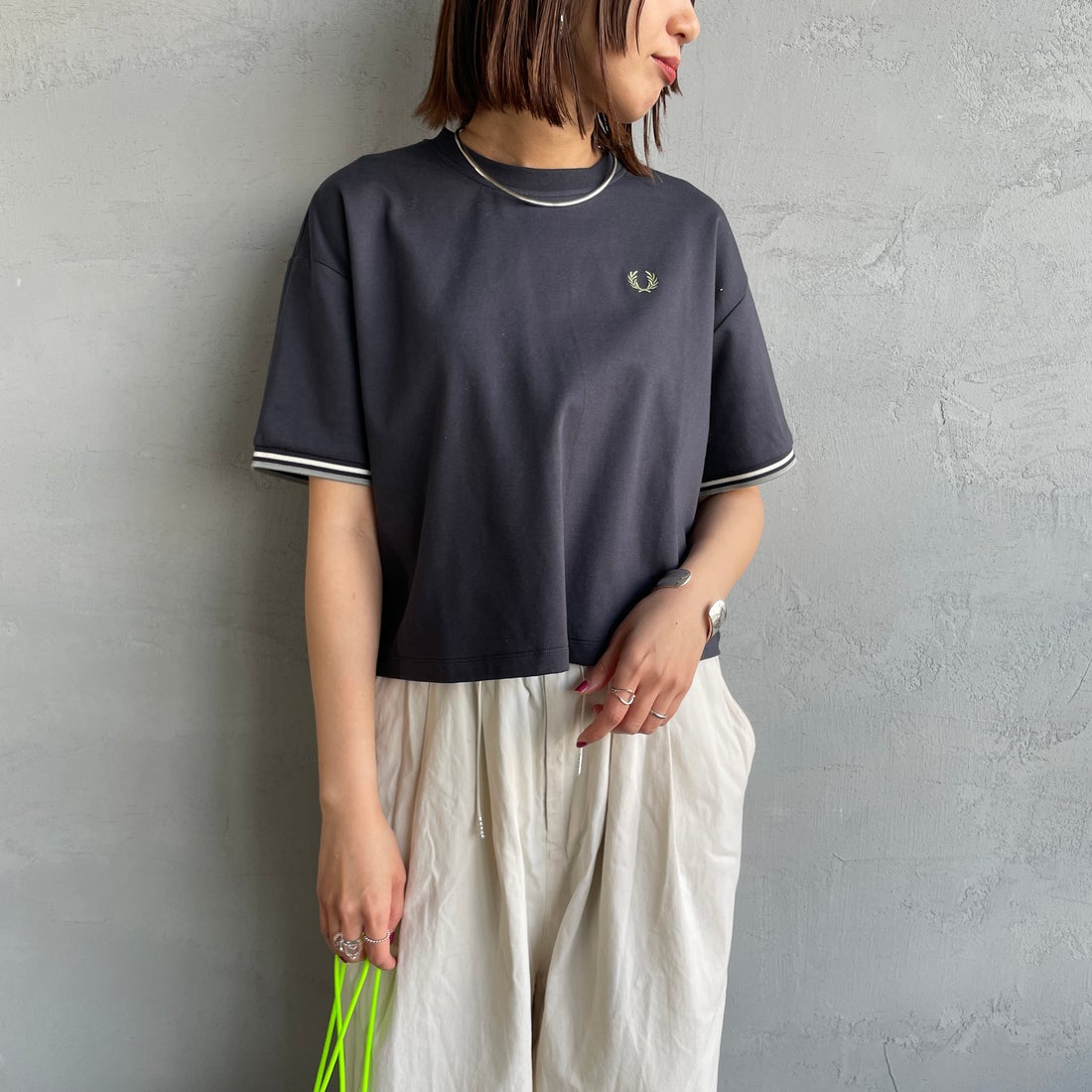 FRED PERRY [フレッドペリー] 別注 ツインティップライン ワンポイントロゴ刺繍 ショートポンチTシャツ [FPW-26S-034-JF] ANCHOR GRE &&モデル身長：159cm 着用サイズ：10&&