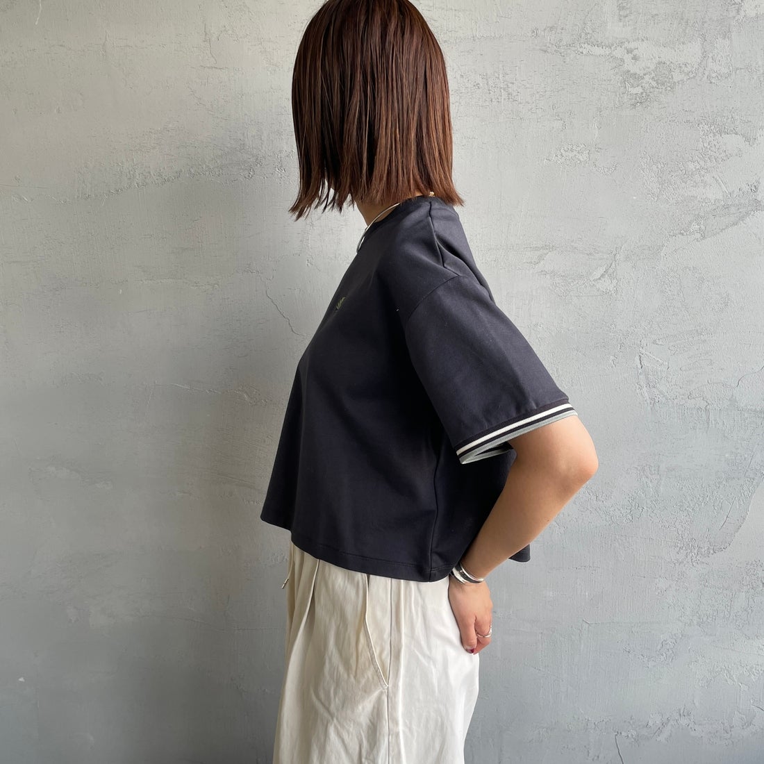 FRED PERRY [フレッドペリー] 別注 ツインティップライン ワンポイントロゴ刺繍 ショートポンチTシャツ [FPW-26S-034-JF] ANCHOR GRE &&モデル身長：159cm 着用サイズ：10&&