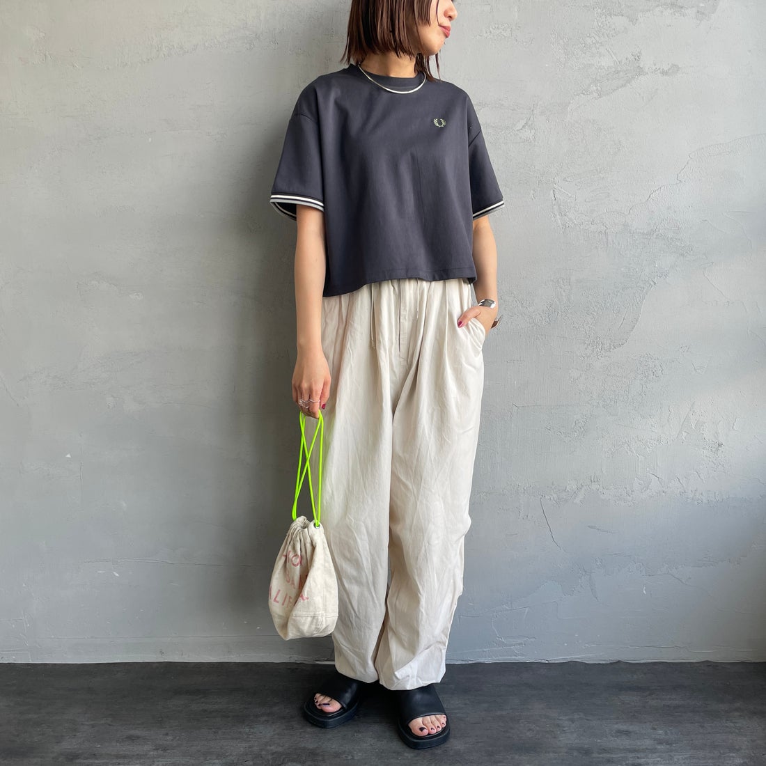 FRED PERRY [フレッドペリー] 別注 ツインティップライン ワンポイントロゴ刺繍 ショートポンチTシャツ [FPW-26S-034-JF] ANCHOR GRE &&モデル身長：159cm 着用サイズ：10&&