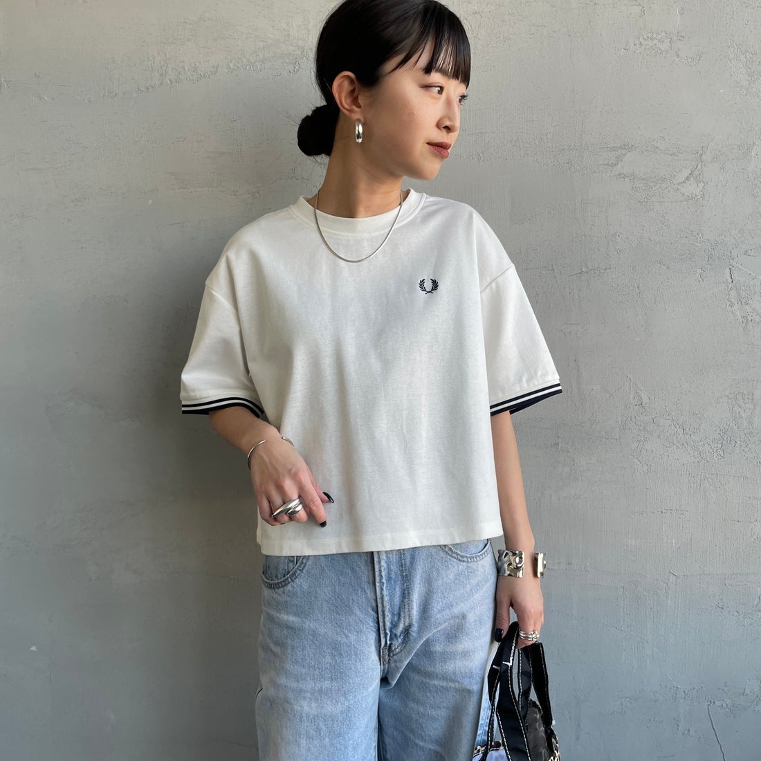 FRED PERRY [フレッドペリー] 別注 ツインティップライン ワンポイントロゴ刺繍 ショートポンチTシャツ [FPW-26S-034-JF] SNOW WHITE &&モデル身長：150cm 着用サイズ：10&&