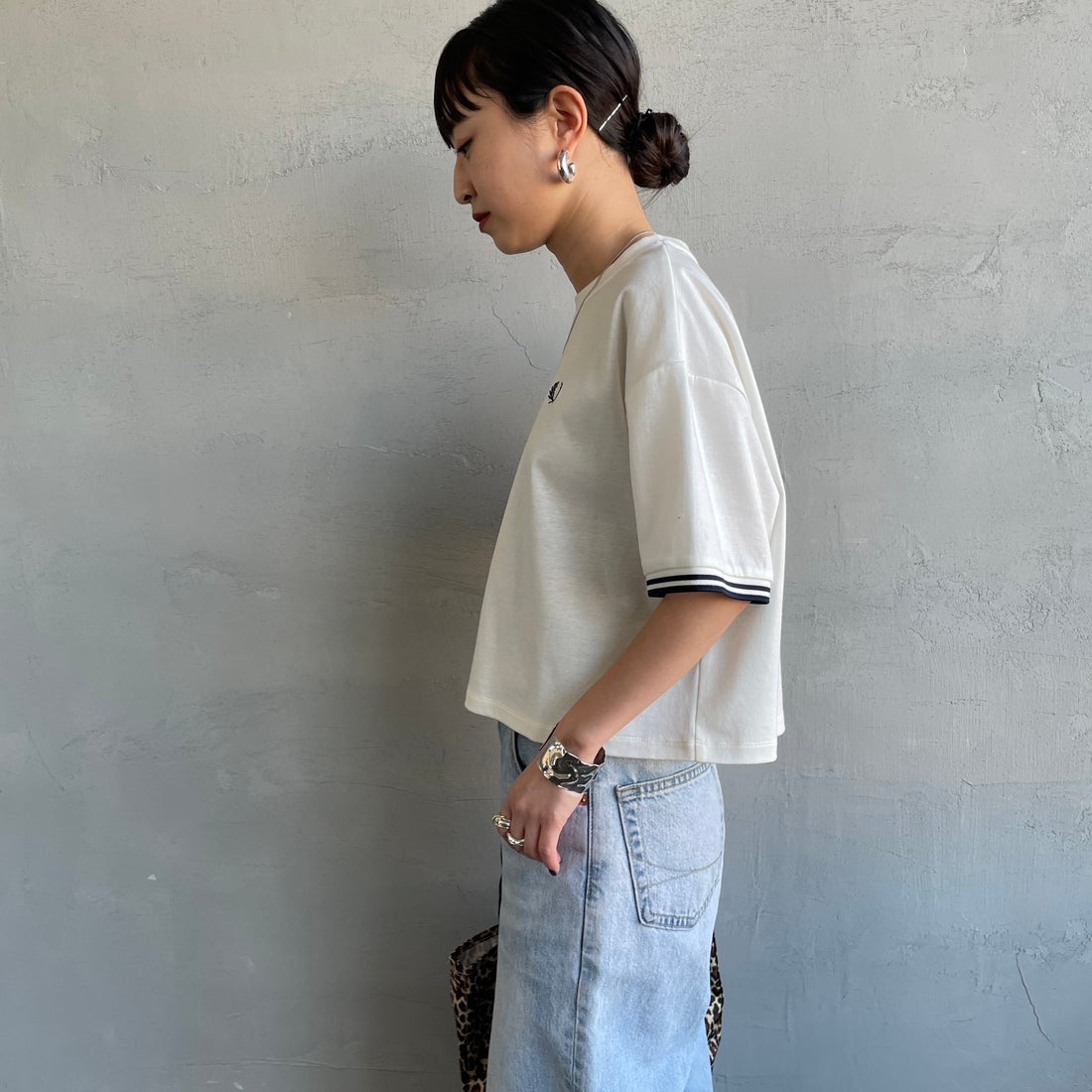 FRED PERRY [フレッドペリー] 別注 ツインティップライン ワンポイントロゴ刺繍 ショートポンチTシャツ [FPW-26S-034-JF] SNOW WHITE &&モデル身長：150cm 着用サイズ：10&&