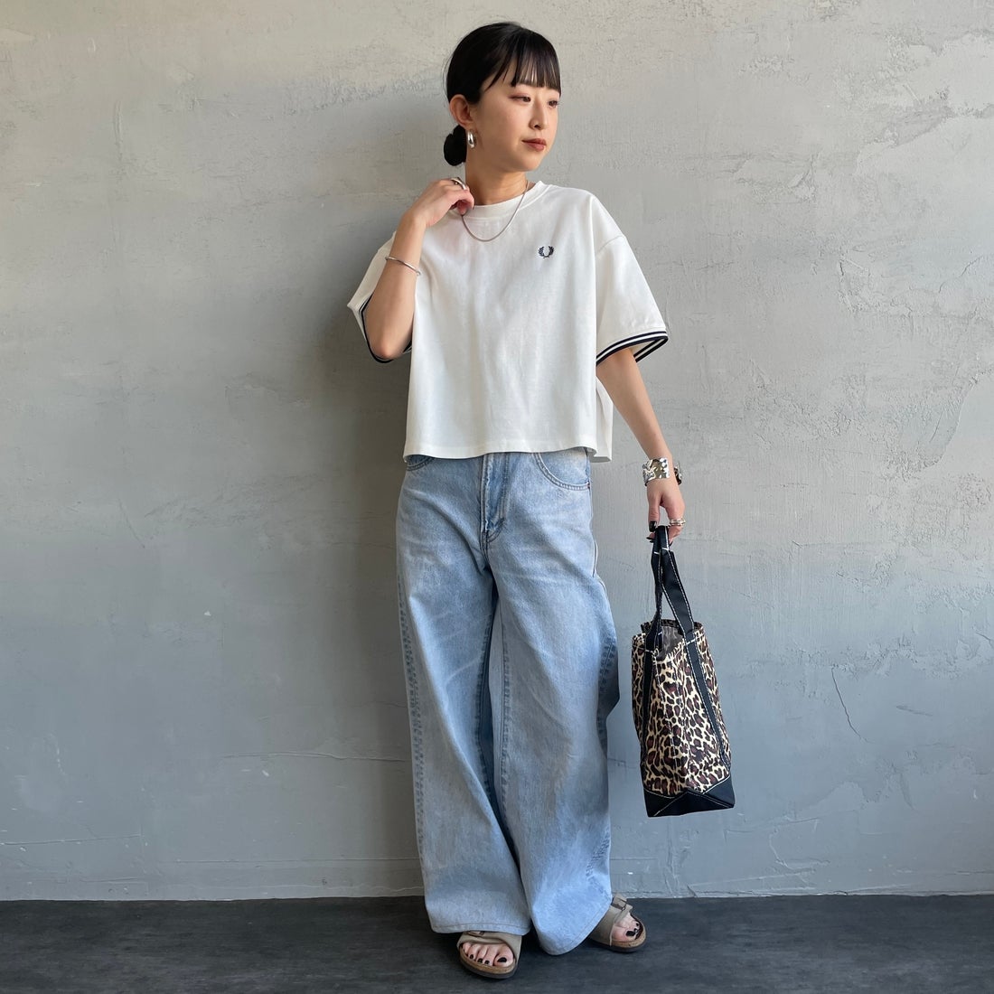 FRED PERRY [フレッドペリー] 別注 ツインティップライン ワンポイントロゴ刺繍 ショートポンチTシャツ [FPW-26S-034-JF] SNOW WHITE &&モデル身長：150cm 着用サイズ：10&&