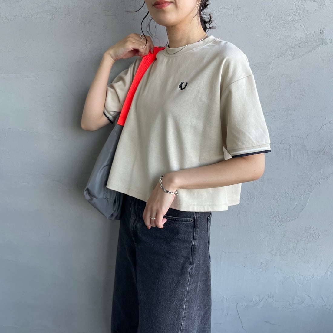 FRED PERRY [フレッドペリー] 別注 ツインティップライン ワンポイントロゴ刺繍 ショートポンチTシャツ [FPW-26S-034-JF]  OATMEAL/SN &&モデル身長：160cm 着用サイズ：10&&