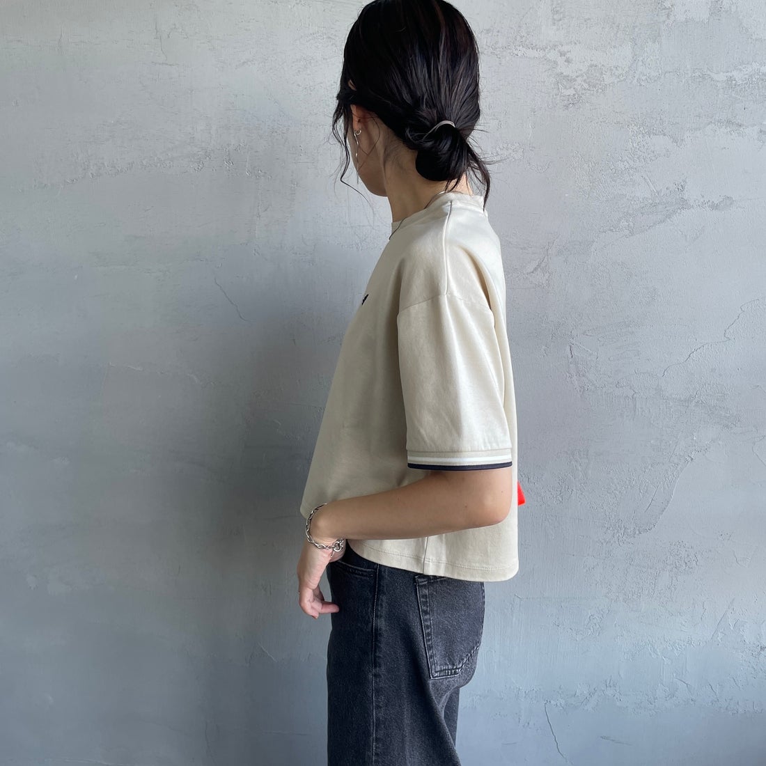 FRED PERRY [フレッドペリー] 別注 ツインティップライン ワンポイントロゴ刺繍 ショートポンチTシャツ [FPW-26S-034-JF]  OATMEAL/SN &&モデル身長：160cm 着用サイズ：10&&