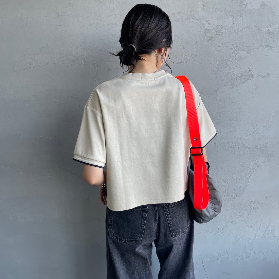 FRED PERRY [フレッドペリー] 別注 ツインティップライン ワンポイントロゴ刺繍 ショートポンチTシャツ [FPW-26S-034-JF]  OATMEAL/SN &&モデル身長：160cm 着用サイズ：10&&