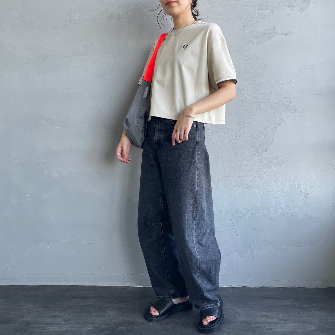 FRED PERRY [フレッドペリー] 別注 ツインティップライン ワンポイントロゴ刺繍 ショートポンチTシャツ [FPW-26S-034-JF]  OATMEAL/SN &&モデル身長：160cm 着用サイズ：10&&