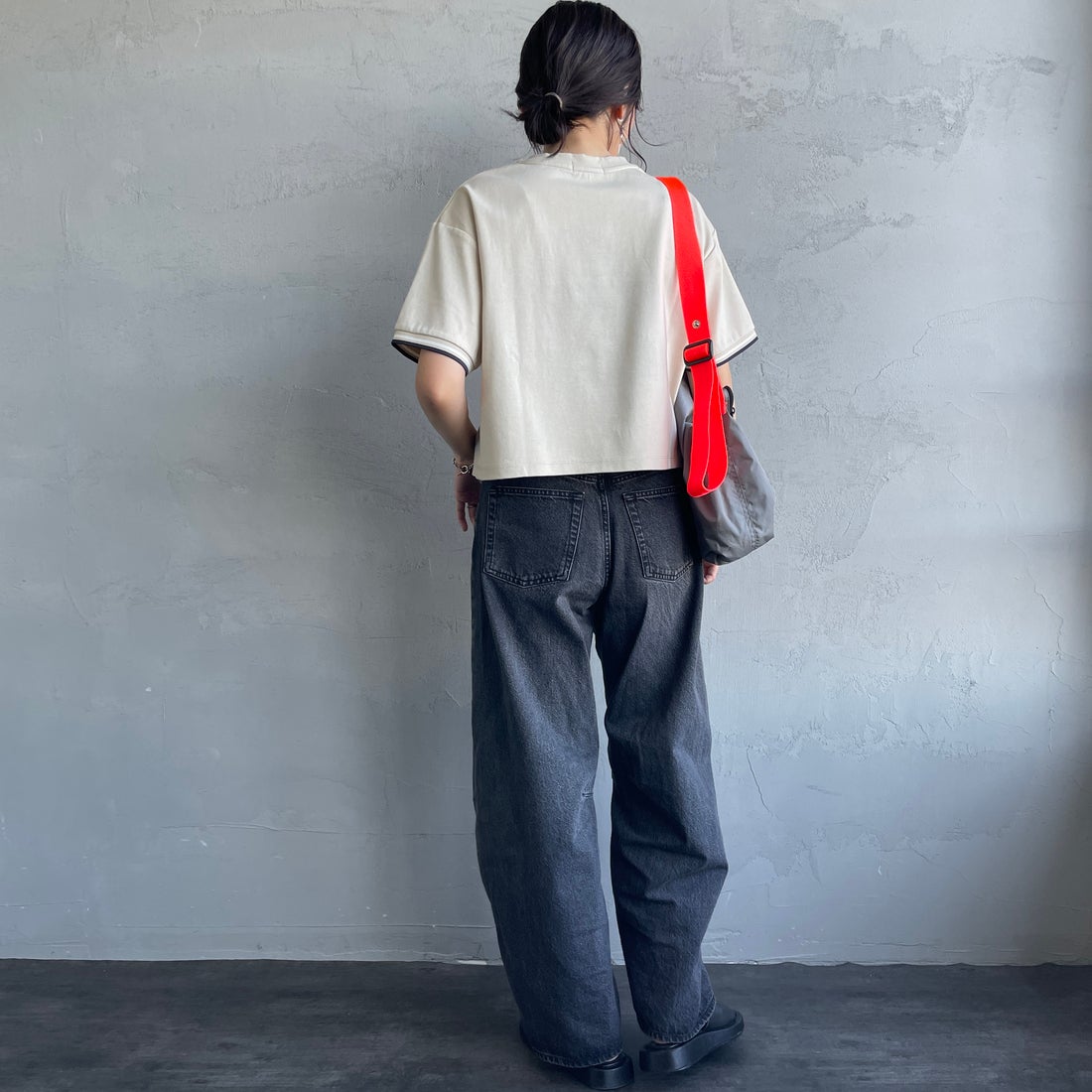 FRED PERRY [フレッドペリー] 別注 ツインティップライン ワンポイントロゴ刺繍 ショートポンチTシャツ [FPW-26S-034-JF]  OATMEAL/SN &&モデル身長：160cm 着用サイズ：10&&