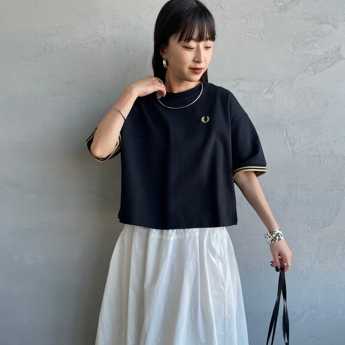 FRED PERRY [フレッドペリー] 別注 ツインティップライン ワンポイントロゴ刺繍 ショートポンチTシャツ [FPW-26S-034-JF] BLACK/CHAM &&モデル身長：150cm 着用サイズ：10&&