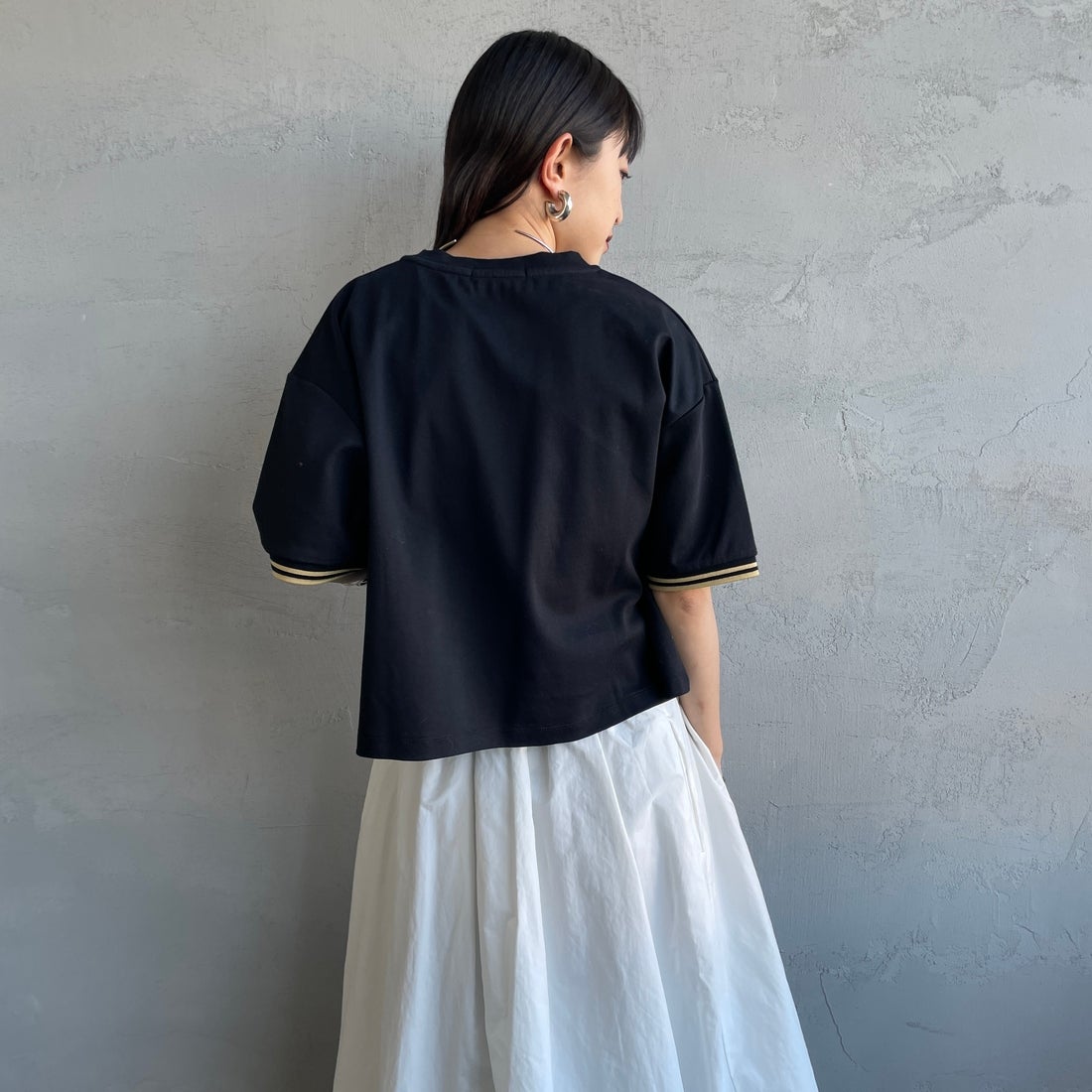 FRED PERRY [フレッドペリー] 別注 ツインティップライン ワンポイントロゴ刺繍 ショートポンチTシャツ [FPW-26S-034-JF] BLACK/CHAM &&モデル身長：150cm 着用サイズ：10&&