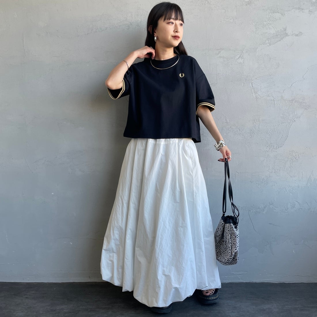 FRED PERRY [フレッドペリー] 別注 ツインティップライン ワンポイントロゴ刺繍 ショートポンチTシャツ [FPW-26S-034-JF] BLACK/CHAM &&モデル身長：150cm 着用サイズ：10&&