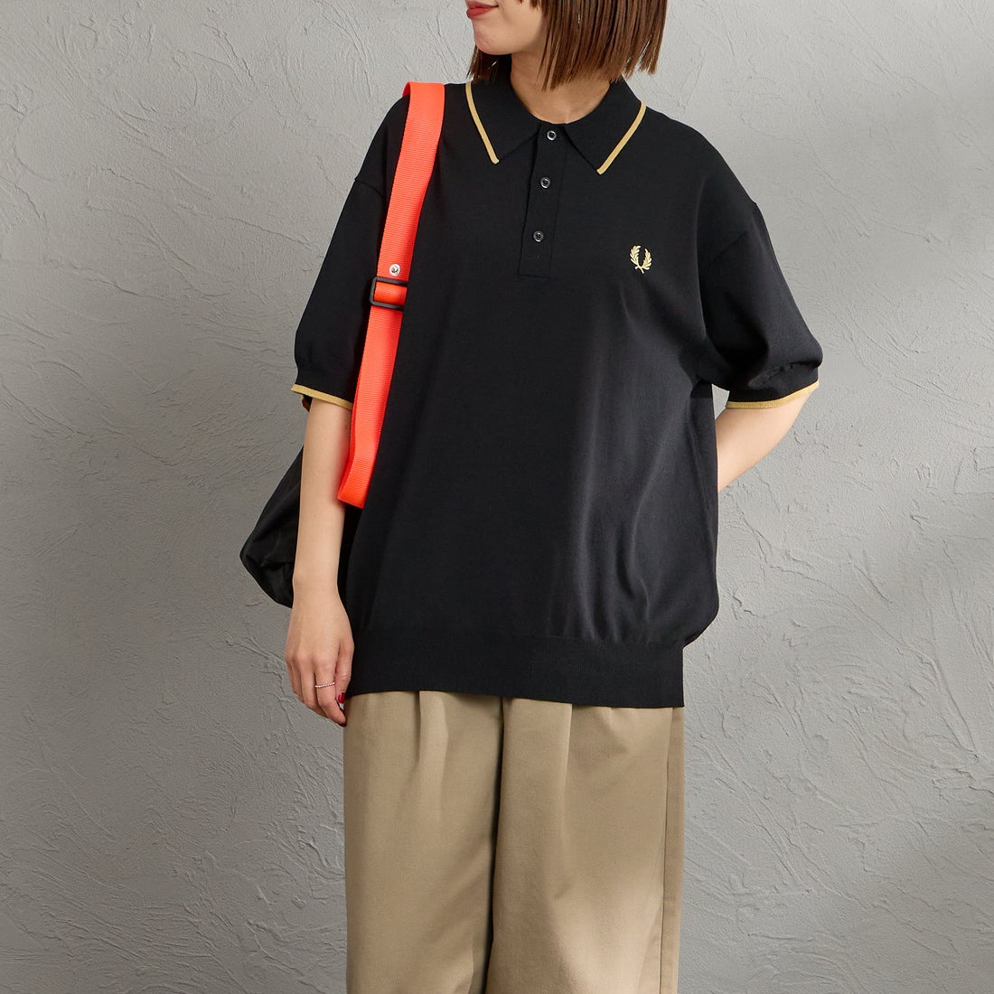 FRED PERRY [フレッドペリー] 別注 シングルティップライン サマーニットポロシャツ [FPM-26S-024JF] BLACK/CHAM &&モデル身長：159cm 着用サイズ：S&&