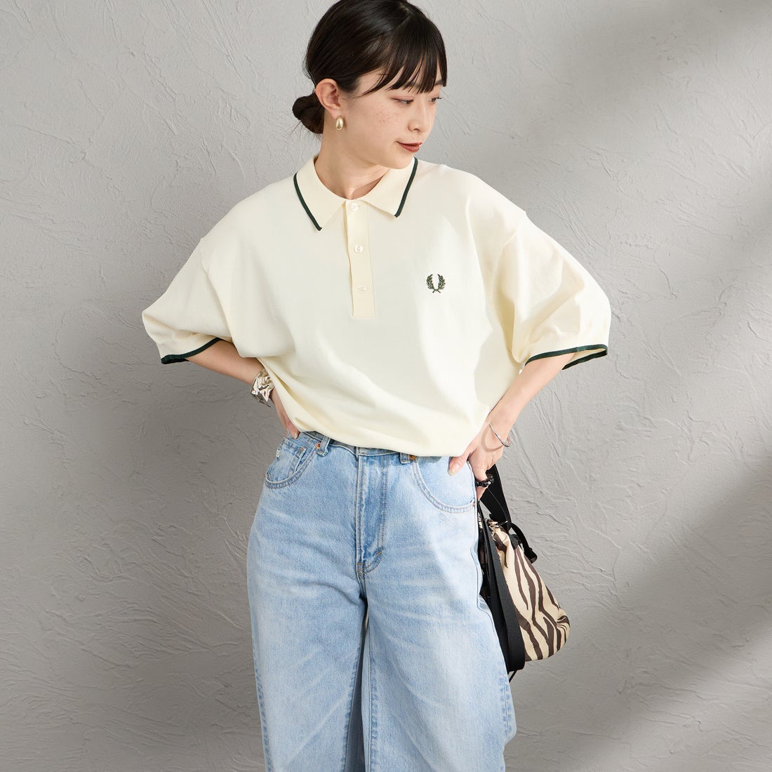 FRED PERRY [フレッドペリー] 別注 シングルティップライン サマーニットポロシャツ [FPM-26S-024JF] ECRU/GRASS &&モデル身長：150cm 着用サイズ：S&&