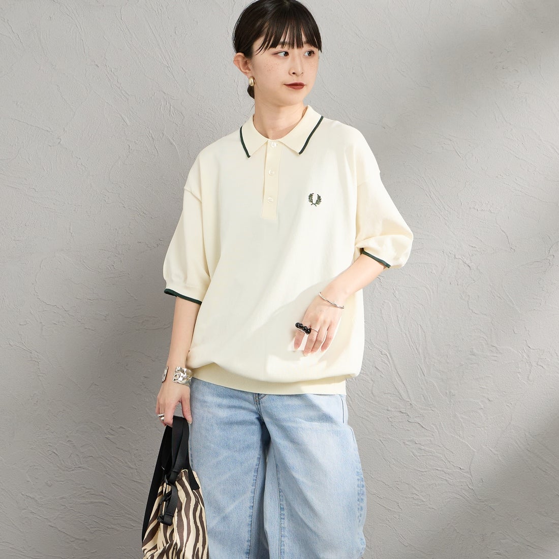 FRED PERRY [フレッドペリー] 別注 シングルティップライン サマーニットポロシャツ [FPM-26S-024JF] ECRU/GRASS &&モデル身長：150cm 着用サイズ：S&&