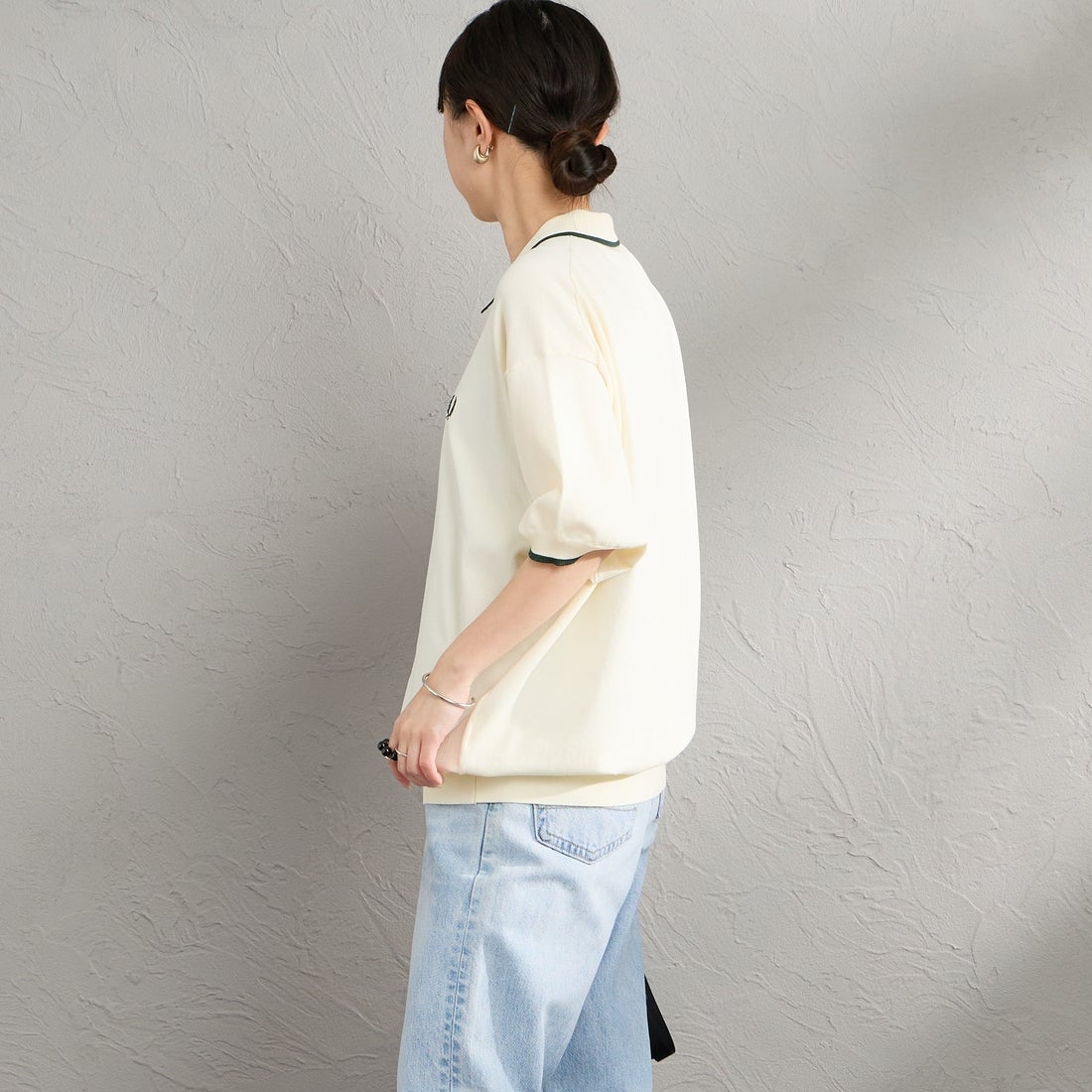 FRED PERRY [フレッドペリー] 別注 シングルティップライン サマーニットポロシャツ [FPM-26S-024JF] ECRU/GRASS &&モデル身長：150cm 着用サイズ：S&&