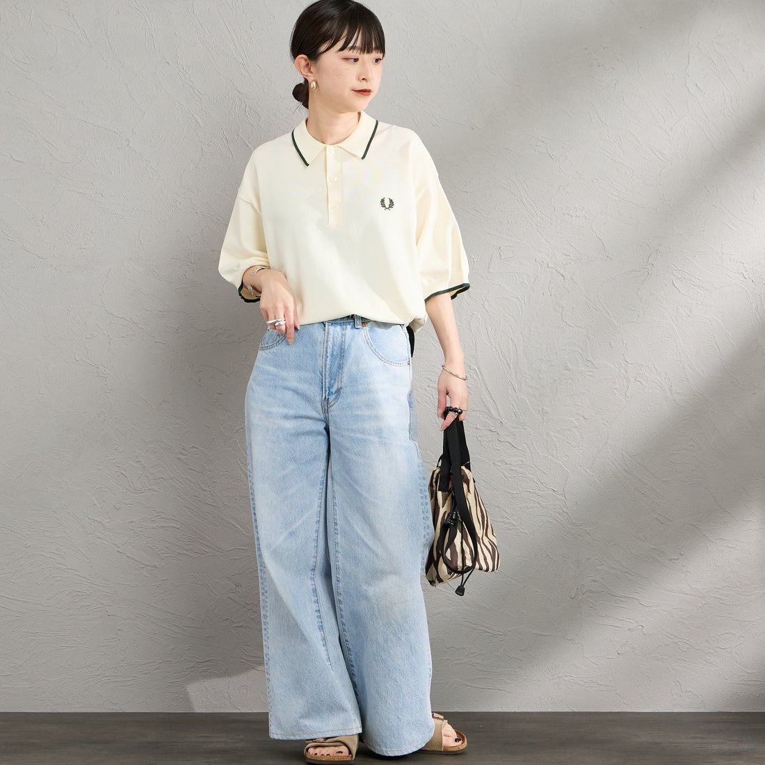 FRED PERRY [フレッドペリー] 別注 シングルティップライン サマーニットポロシャツ [FPM-26S-024JF] ECRU/GRASS &&モデル身長：150cm 着用サイズ：S&&