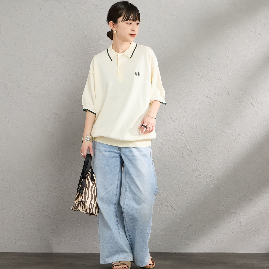 FRED PERRY [フレッドペリー] 別注 シングルティップライン サマーニットポロシャツ [FPM-26S-024JF] ECRU/GRASS &&モデル身長：150cm 着用サイズ：S&&