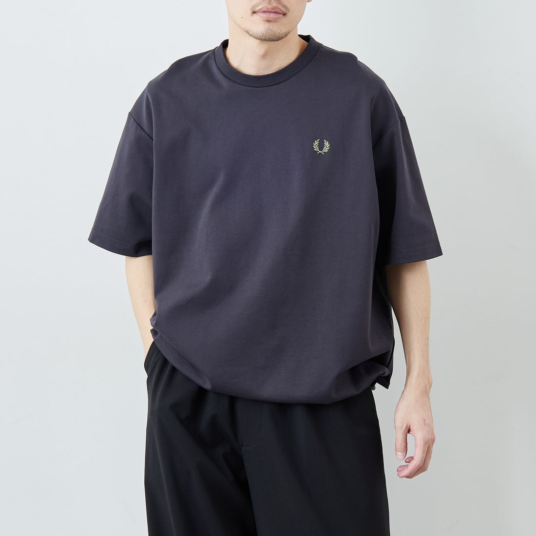 FRED PERRY [フレッドペリー] 別注 ワンポイントロゴ刺繍 ポンチドローコードTシャツ [FPM-26S-022JF] ANCHOR GRE &&モデル身長：168cm 着用サイズ：L&&