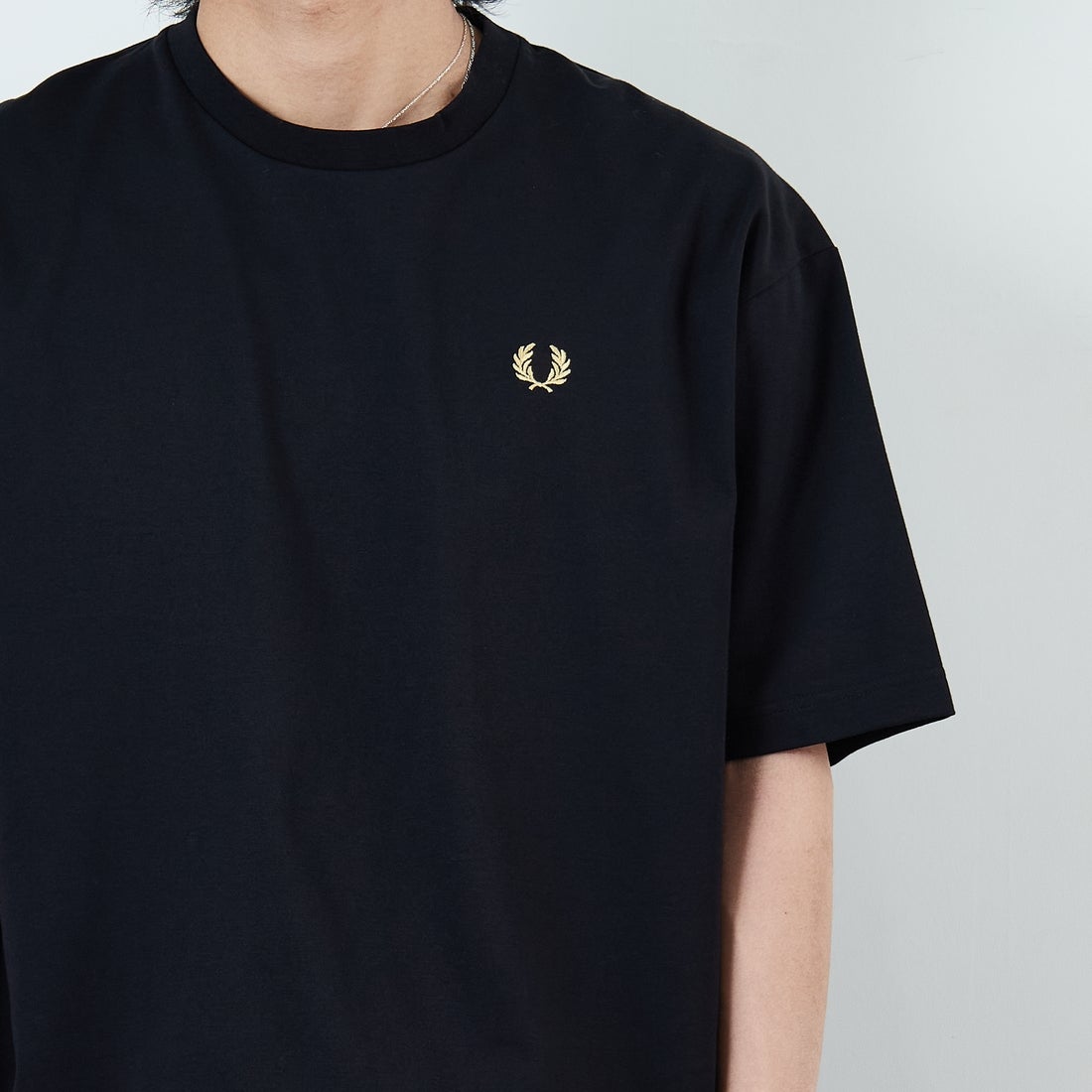 FRED PERRY [フレッドペリー] 別注 ワンポイントロゴ刺繍 ポンチドローコードTシャツ [FPM-26S-022JF] BLACK/CHAM
